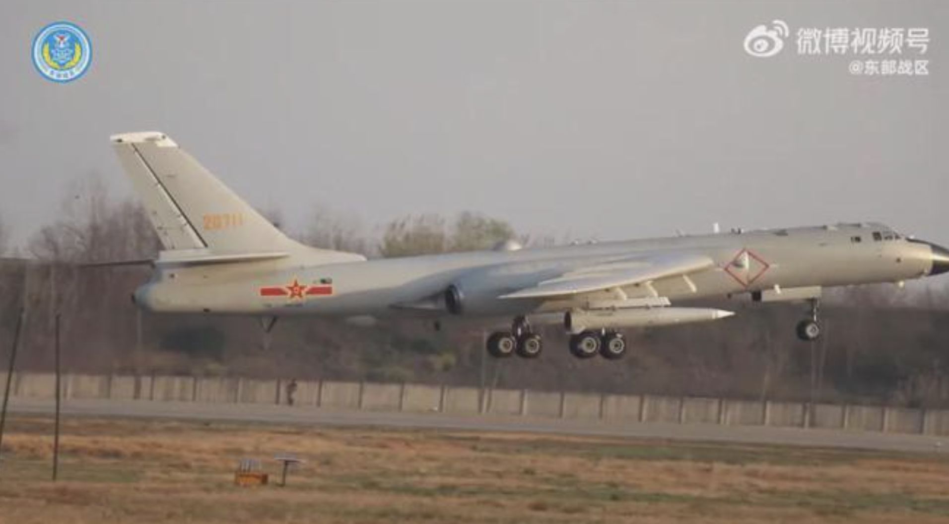 ▲解放軍空軍轟-6K掛載「鷹擊-21」高超音速導彈參與軍演。（圖／翻攝微博）