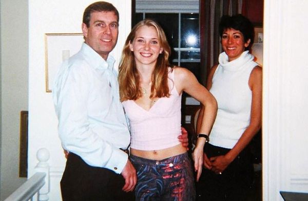 朱佛里（中）17歲時，被麥思維爾（右）安排認識安德魯王子（左），結果遭性侵。（翻攝PoliticsForAlI推特）