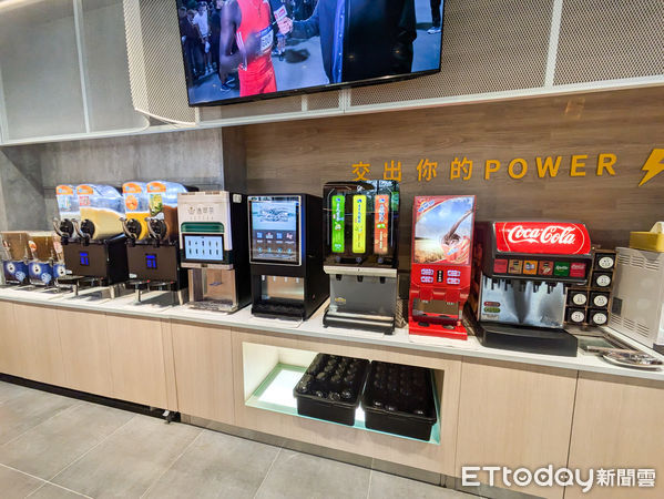 ▲直擊全台最大間我家牛排板橋遠科店。（圖／記者黃士原攝）