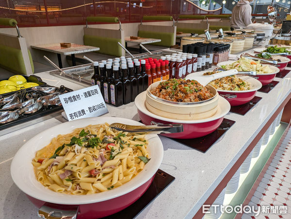 ▲直擊全台最大間我家牛排板橋遠科店。（圖／記者黃士原攝）