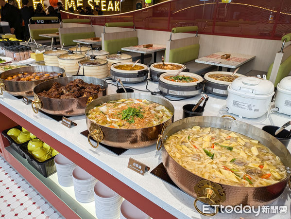 ▲直擊全台最大間我家牛排板橋遠科店。（圖／記者黃士原攝）