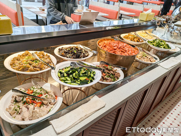 ▲直擊全台最大間我家牛排板橋遠科店。（圖／記者黃士原攝）