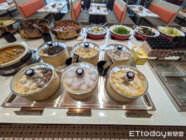 ▲直擊全台最大間我家牛排板橋遠科店。（圖／記者黃士原攝）