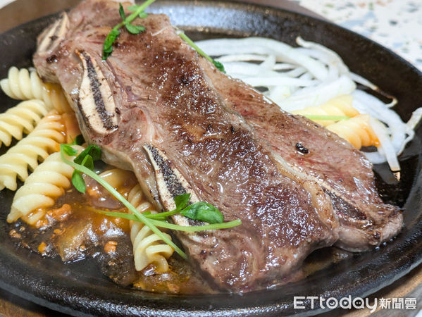 ▲直擊全台最大間我家牛排板橋遠科店。（圖／記者黃士原攝）