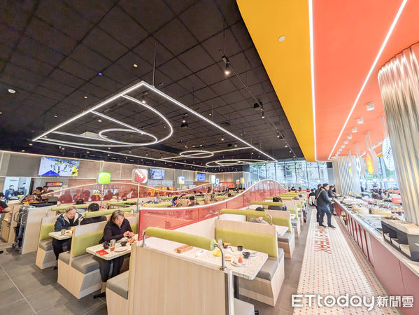 ▲直擊全台最大間我家牛排板橋遠科店。（圖／記者黃士原攝）