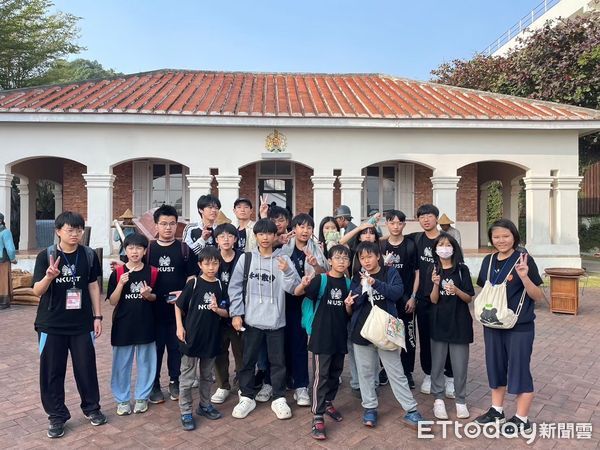 ▲「國際英語及STEAM科學冬令營」外師教學員寫作   。（圖／記者吳奕靖攝）