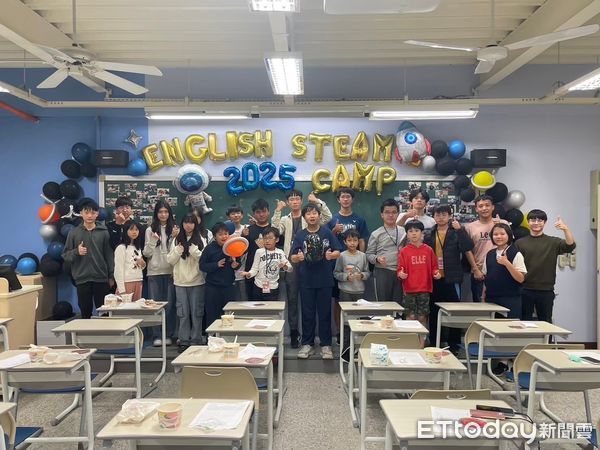 ▲「國際英語及STEAM科學冬令營」外師教學員寫作   。（圖／記者吳奕靖攝）