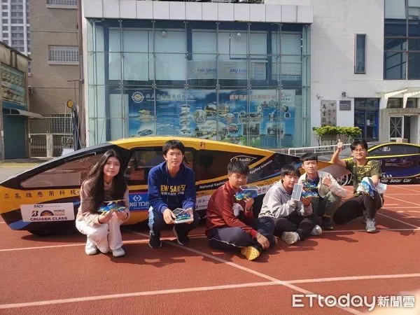 ▲「國際英語及STEAM科學冬令營」外師教學員寫作   。（圖／記者吳奕靖攝）