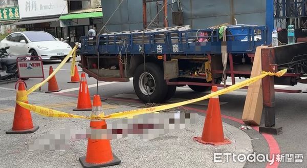 ▲▼招牌公司「扛棒老師傅」失手3F墜落　趴臥人行道滿身是血。（圖／記者許權毅翻攝）