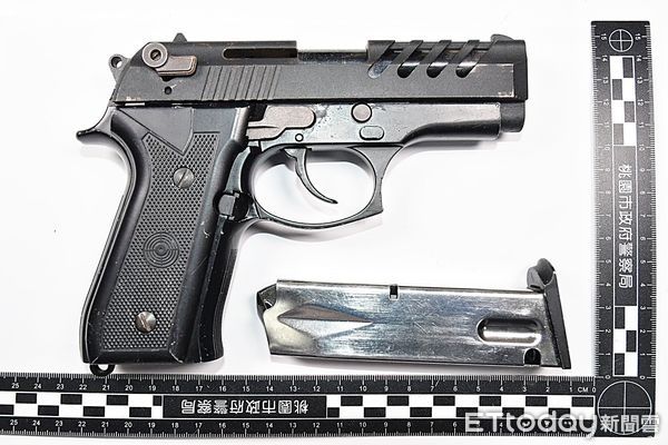 ▲桃園市警局刑警大隊最近三天實施「雷霆除暴」專案，八德警方利用AI巡防系統執行路檢勤務查獲改造手槍與毒品等證物。（圖／記者沈繼昌翻攝）。