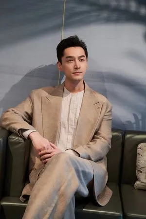 ▲胡歌被拍到現身九華山。（圖／翻攝自微博）