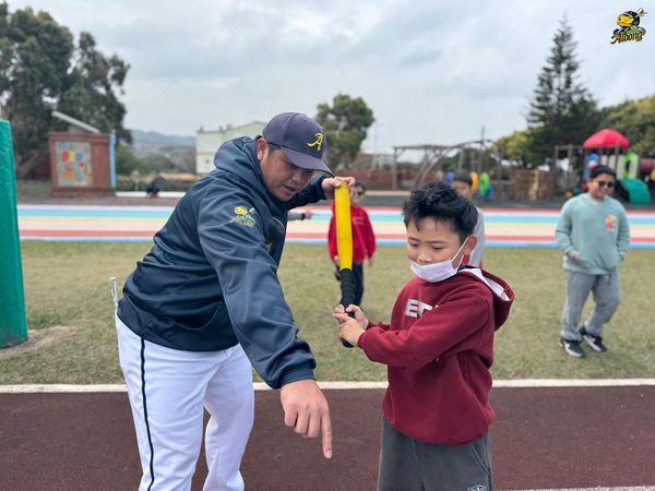 ▲台灣公益聯盟攜手台壽霸龍前進偏鄉進行校園巡迴體育活動。（圖／台灣公益聯盟提供）