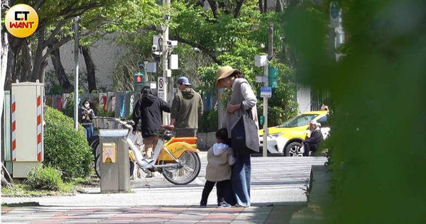 男神愛遛狗1／彭于晏爆新女伴日陪遛狗　台北街頭跟愛犬放風黏踢踢