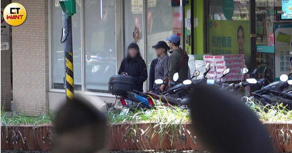 男神愛遛狗1／彭于晏爆新女伴日陪遛狗　台北街頭跟愛犬放風黏踢踢