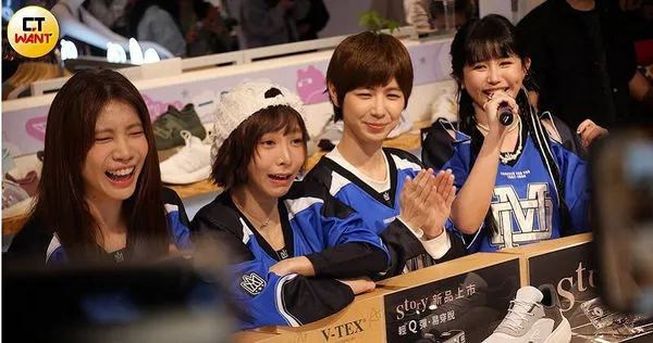 溫妮（左二）與「BOOM!怪物星人」團員擔任一日店長。（圖／本刊攝影組）