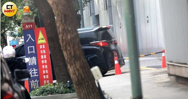 活動結束後，疑似是溫妮男友的車接團員們到阿信家附近的豪宅。（圖／本刊攝影組）