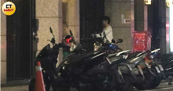 魏嘉瑩到阿信豪宅換裝後又返回，溫妮貼文顯示他們在練團。（圖／本刊攝影組）