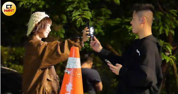 到公園後男友幫溫妮拍照還貼心打燈。（圖／本刊攝影組）