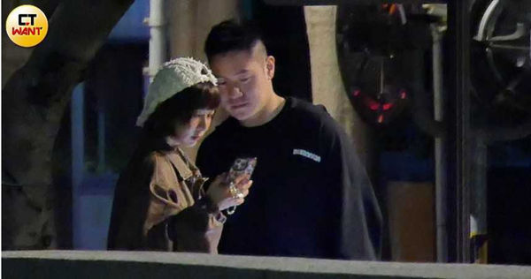 不過溫妮臉嘟嘟似乎對照片不滿意後來乾脆自拍。（圖／本刊攝影組）