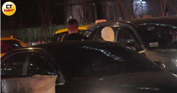 兩人一同搭著多元計程車離去。（圖／本刊攝影組）