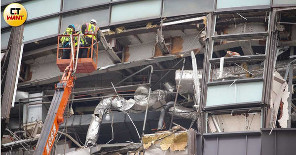 依《消防法》規定，16層或50公尺以上高樓需設防災中心，並配置服勤人員，在火災發生初期就可立即避難及減災。圖為台中新光三越大樓日前發生瓦斯氣爆意外。（圖／黃耀徵攝）