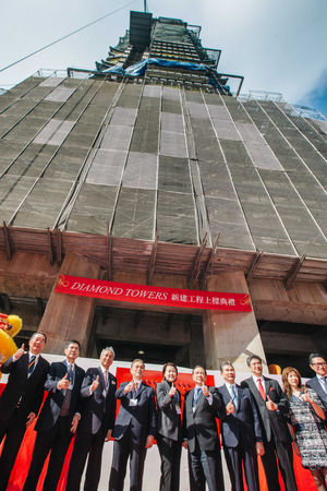「台北之星」由龍麟整合，後來讓三圓入股，龍麟再以地主身分與三圓合建。圖為2020年舉行上樑典禮，時任三圓董事長王光祥（左三）、龍麟董事長葉松年（右四）、三圓總經理王雅麟（右一）與貴賓合影。（圖／報系資料庫）
