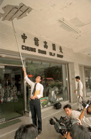 正義國宅都更史最早可從1995年說起，因出現疑似海砂屋、混凝土剝落、鋼筋裸露情形，時任市議員秦儷舫偕同學者專家前往會勘。（圖／報系資料庫）