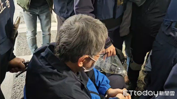 ▲▼柯文哲在矯正署人員護送下抵達台北醫院，準備進行手術。（圖／記者呂佳賢攝）