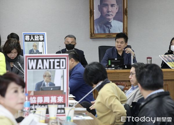 ▲▼立法院司法法制委員會 院長韓國瑜代理周萬來請假 民進黨放置協尋海報。（圖／記者屠惠剛攝）