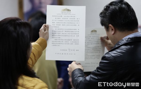 ▲▼立法院司法法制委員會 院長韓國瑜代理周萬來請假 民進黨放置協尋海報。（圖／記者屠惠剛攝）