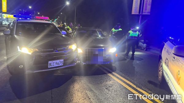 ▲汐止小客車拒檢衝撞警車，警方在車內查獲毒品。（圖／記者張君豪翻攝，下同）