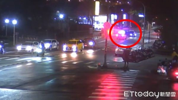 ▲汐止小客車拒檢衝撞警車，警方在車內查獲毒品。（圖／記者張君豪翻攝，下同）