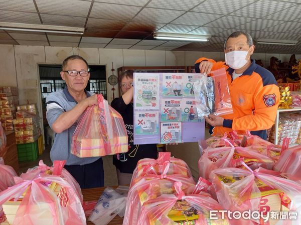 ▲台南市消防局第一大隊結合金紙店，共同推動「提水袋預防火災」的防火宣導，在金紙店放置提水袋及宣導單，随袋贈送給購買祭祀用品的民眾。（圖／記者林東良翻攝，下同）