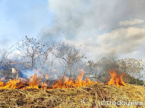 ▲台南市消防局第一大隊結合金紙店，共同推動「提水袋預防火災」的防火宣導，在金紙店放置提水袋及宣導單，随袋贈送給購買祭祀用品的民眾。（圖／記者林東良翻攝，下同）