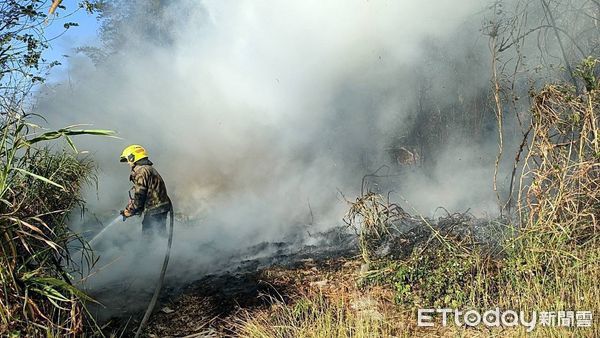 ▲台南市消防局第一大隊結合金紙店，共同推動「提水袋預防火災」的防火宣導，在金紙店放置提水袋及宣導單，随袋贈送給購買祭祀用品的民眾。（圖／記者林東良翻攝，下同）