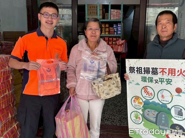 ▲台南市消防局第一大隊結合金紙店，共同推動「提水袋預防火災」的防火宣導，在金紙店放置提水袋及宣導單，随袋贈送給購買祭祀用品的民眾。（圖／記者林東良翻攝，下同）