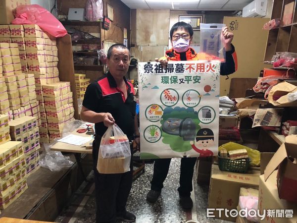 ▲台南市消防局第一大隊結合金紙店，共同推動「提水袋預防火災」的防火宣導，在金紙店放置提水袋及宣導單，随袋贈送給購買祭祀用品的民眾。（圖／記者林東良翻攝，下同）