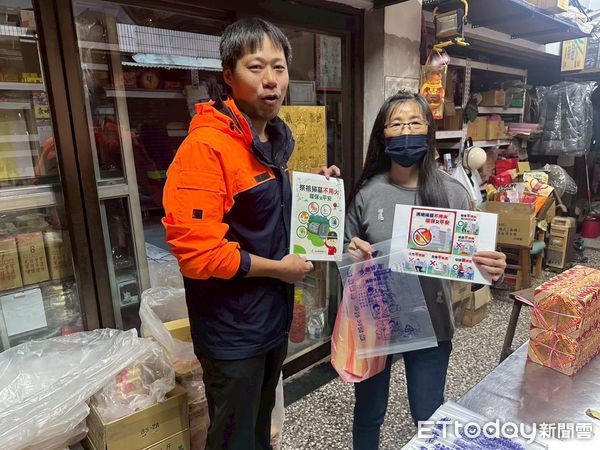 ▲台南市消防局第一大隊結合金紙店，共同推動「提水袋預防火災」的防火宣導，在金紙店放置提水袋及宣導單，随袋贈送給購買祭祀用品的民眾。（圖／記者林東良翻攝，下同）