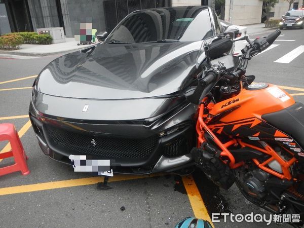 ▲▼             高雄25歲重機騎士撞上左轉法拉利噴飛。（圖／記者陳宏瑞翻攝，下同）