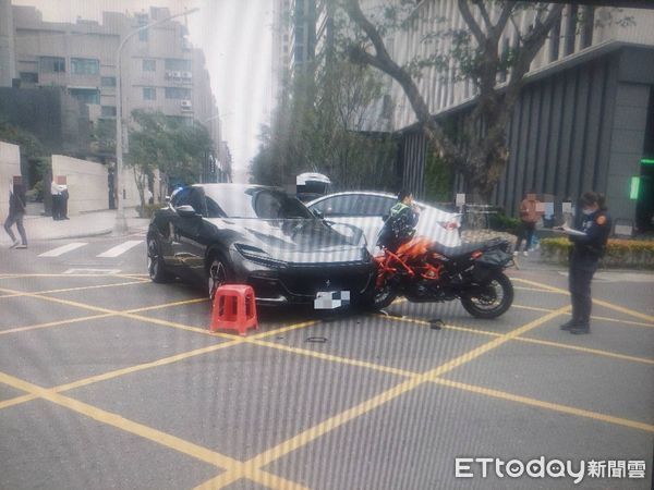 ▲▼             高雄25歲重機騎士撞上左轉法拉利噴飛。（圖／記者陳宏瑞翻攝，下同）