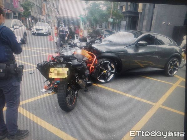 ▲▼             高雄25歲重機騎士撞上左轉法拉利噴飛。（圖／記者陳宏瑞翻攝，下同）