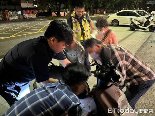 ▲潮州分局光華派出所警員薛翰嶸林嘉慶，實習警員施予翔助姓阿北平安返家            。（圖／記者陳崑福翻攝）