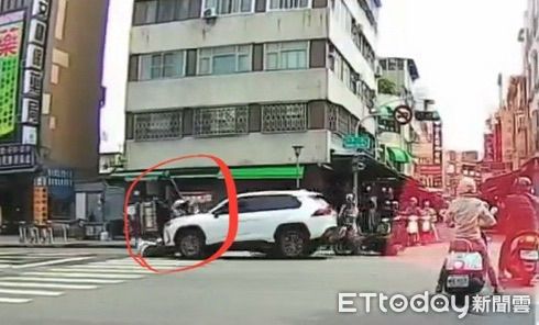 ▲▼一輛白色休旅車疑似闖紅燈，高速衝撞綠燈剛起步的四部機車，其中一名騎士遭受猛烈撞擊，連人帶車騰空飛起，重摔落地面。（圖／記者吳世龍翻攝）