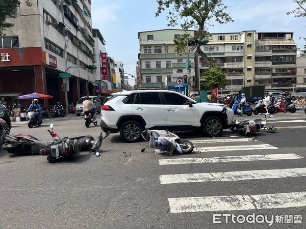 ▲▼一輛白色休旅車疑似闖紅燈，高速衝撞綠燈剛起步的四部機車，其中一名騎士遭受猛烈撞擊，連人帶車騰空飛起，重摔落地面。（圖／記者吳世龍翻攝）