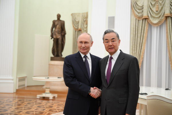 ▲▼王毅與普丁見面（2025.04.01）。（圖／翻攝大陸外交部官網）