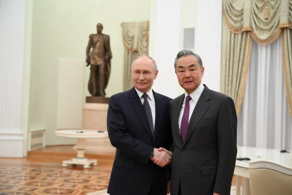 ▲▼王毅與普丁見面（2025.04.01）。（圖／翻攝大陸外交部官網）