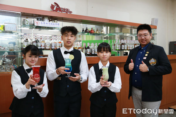 ▲台南市長榮女中的畢業成果展，美容科、時尚造型科分別展出美髮、面具、美甲作品，餐飲科則是藝術麵包、飲調、烘焙等，成果的展現令人驚豔。（圖／記者林東良翻攝，下同）