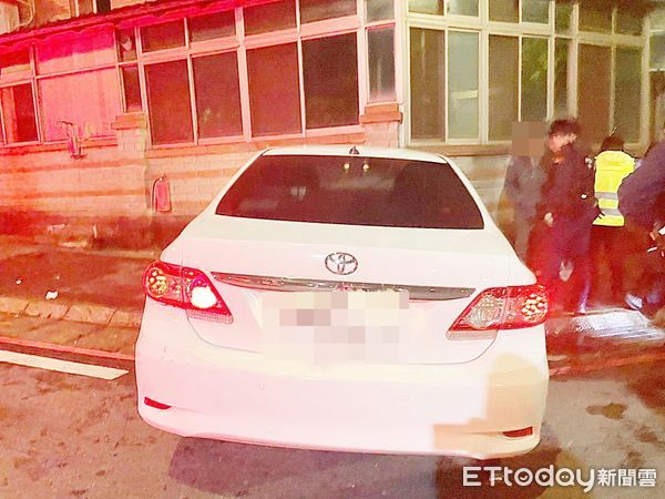 ▲桃園警分局員警昨晚巡邏發現轎車違規右轉，員警示意停車受檢拒檢且瘋狂逃逸，最後自撞民宅外牆就逮。（圖／記者沈繼昌翻攝）