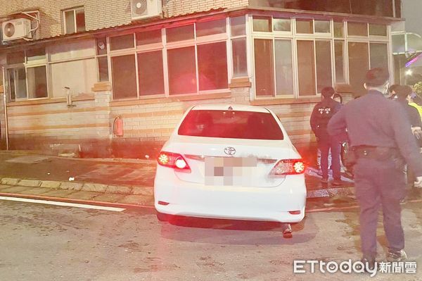 ▲桃園警分局員警追緝違規轎車，瘋狂逃逸近4公里後自撞民宅外牆就逮，支援警力到場處理。（圖／記者沈繼昌翻攝）