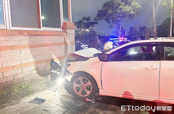 ▲桃園警分局員警追緝違規轎車，逃逸近4公里後自撞民宅外牆就逮，轎車車頭嚴重毀損。（圖／記者沈繼昌翻攝）